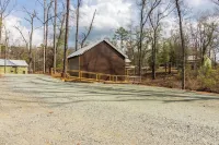 Hidden Oaks Elite Cabin # 4 Hotels in Henry County