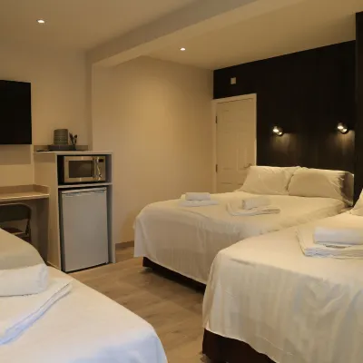 Debden Guest House Отели рядом с достопримечательностью «Вест-Дрейтон»