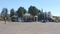 Mariposa Hotel - parking