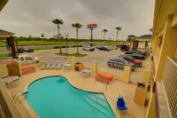 Deluxe Inn and Suites - Pools