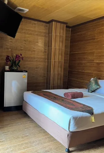 ห้องดีลักซ์ เตียงใหญ่ พร้อมระเบียง