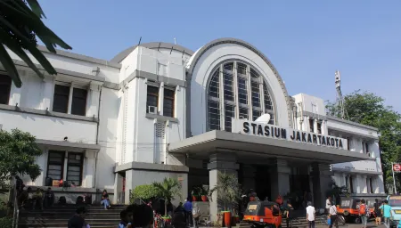 Twins Hotel Отели рядом со станцией Jakartakota Station