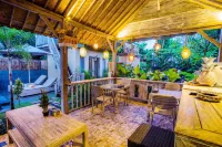 The Syron Huts Lembongan