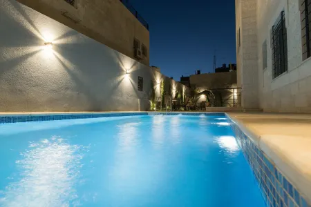 Shams Alweibdeh Hotel Apartments Отели рядом с достопримечательностью «Мечеть короля Абдаллы I»