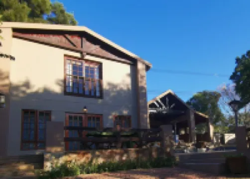 Paulshof Sandton Apartments - Hluhluwe Road Complex Hotels near Montecasino Bird Gardens