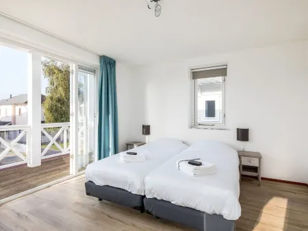 Villa by the Harbour with Sauna Отели в г. Хеллевутслёйс