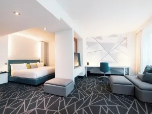 Warwick Le Crystal Montreal