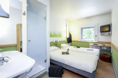 فيرست إن هوتل Hotels near Indigo
