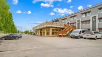 Clarion Hotel & Suites Fairbanks Near Ft Wainwright - parking