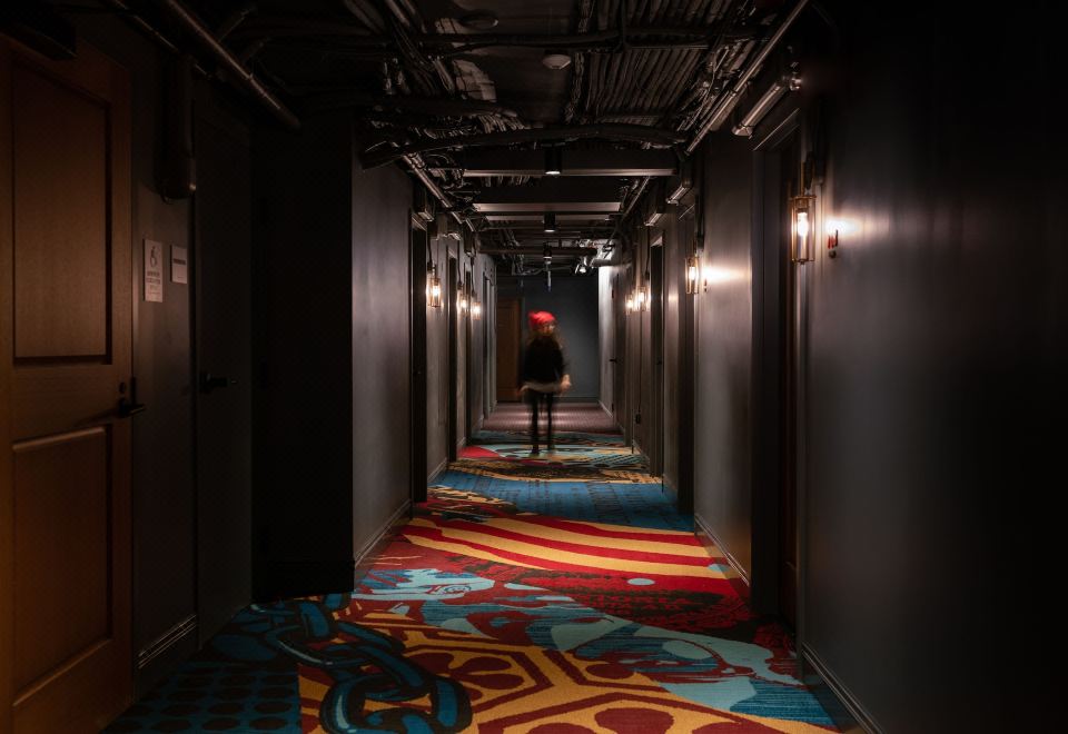 더 레볼루션 호텔 로비