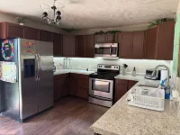 Charming 2-bedroom pet-friendly house with fenced yard minutes from Galveston! Hotels in Hitchcock