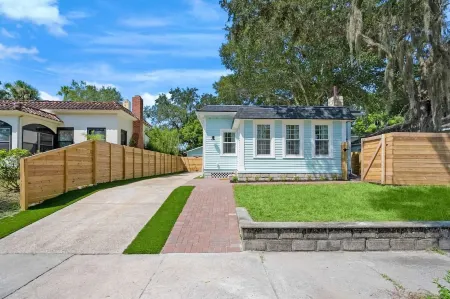 Newly Renovated Whimsical Cottage 2 Beds Hot Tub