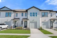 1043 Plantation Lane