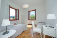 Residenza Oleandro Lake View Luino Center - Happy Rentals Hotels in der Nähe von Parrocchia di Due Cossani