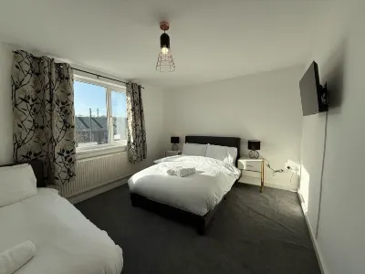 Large and Peaceful 4-Bedroom House in Bridgend Hotels in 