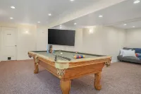 Spacious 5BR Retreat with Game Room, PS5 & Garage - Hot Tub