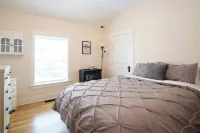 Kimi's Cottage: Class & Character- 2 bedroom cottage in Nashville, TN