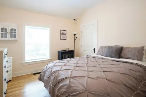 Kimi's Cottage: Class & Character- 2 bedroom cottage in Nashville, TN