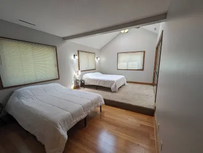 Beautiful & Spacious 2nd Floor Apartment