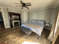 Charming 3 bedroom - Two Blocks from the Fountain Hotels near Somerset Cemetery