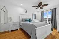 Charming 2-bedroom Lake House Directly on Cross Lake