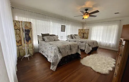 Charming original 1940's home in the heart of downtown Brenham Отели в г. Бренхем