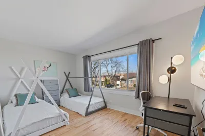 Beautifully Renovated 4 bedroom/2.1 Bathroom Townhome in Des Plaines! Отели рядом с достопримечательностью «Басс Форест-Север»