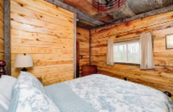 Private 3.5 acre Waterfront Cabin with Hot Tub, WiFi, Minutes from Nashville