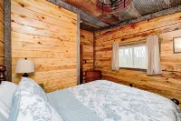 Private 3.5 acre Waterfront Cabin with Hot Tub, WiFi, Minutes from Nashville