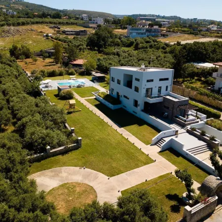Villa Sfedami with Private Pool and Children Safet