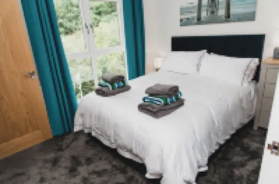 Beautiful seaside home, sea 400m, pub and coastal path. Sleeps 8. Pet friendly! Hotels in 