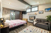 Cozy & Quaint Westport Cottage, EV charger, 1mi to beach, restaurants & parks