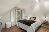 Riverfront Luxury Cabin-Hot Tub-EV-Deluxe Kitchen-WiFi