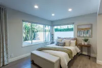 Ground Floor Oasis with Backyard