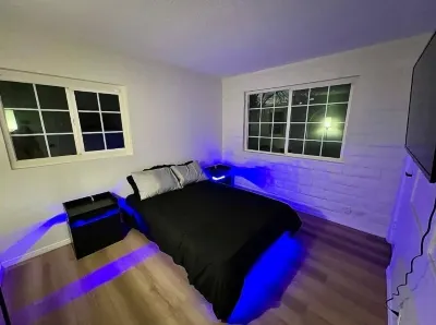 6-bedroom house with AC and WiFi in awesome Las Vegas Goodwill Retail Store and Donation Center附近的飯店