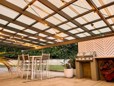 Barrel Sauna, Wood-Fired Pizza Oven, Bay Views, Fire Pit, Play Set, Pet Friendly Hotels near Puckridge Park