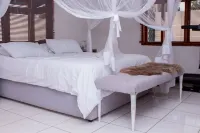 Casa da Noleen situated in Malhampsene in Matola city, 5 mins drive to Mozal. Hotels in Matola