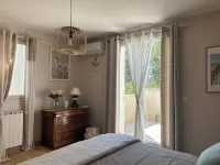Spacious Villa with Large Air-Conditioned Pool Courtyard Electric Gate Hotels in Sorgues