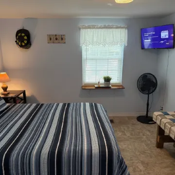 Off Duty Retreat ~ Sleeps 10,  Screen Porch, Plenty of Parking, Blackstone Grill