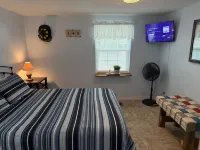 Off Duty Retreat ~ Sleeps 10,  Screen Porch, Plenty of Parking, Blackstone Grill