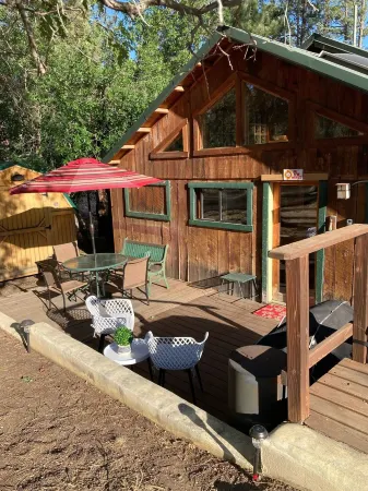 The Hill House, private, quiet, and just 2 blocks to Main Street. Отели рядом с достопримечательностью «Moon Mountain»