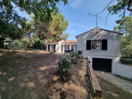 House with large garden in an oyster farming site close to the beach and the golf course. Отели рядом с достопримечательностью «Île d'Oléron»