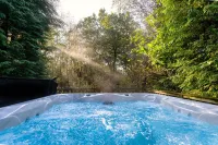 Farley; woodland lodge for 8 with hot tub, log burner, BBQ, near Alton Towers.