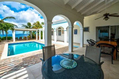 Oceanfront Villa, private pool, gazebo, great diving and snorkeling steps away Hotels in 