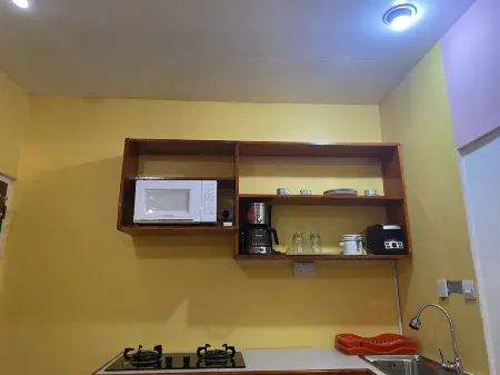 Spacious self contained room with wifi, a kitchenette and jacuzzi