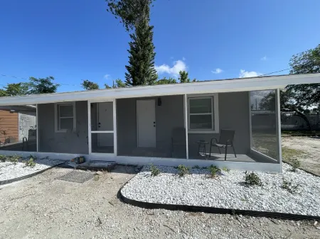 Studios near AMI Beach, Fully Furnished, Kitchenette, Enclosed Lanai” Отели в г. Кортес