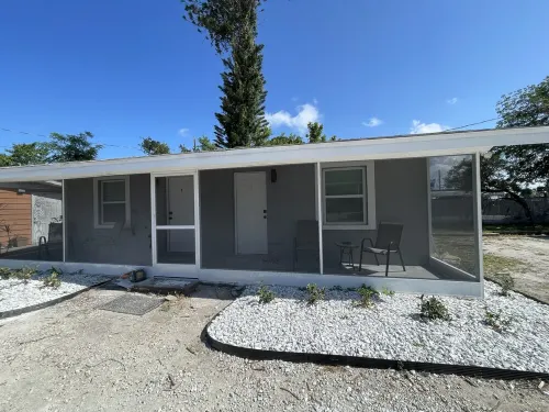 Studios near AMI Beach, Fully Furnished, Kitchenette, Enclosed Lanai” Hotel a Cortez