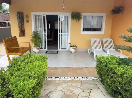 Beach house with pool. Отели рядом с достопримечательностью «Foz do Rio Guaratuba»