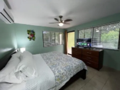 Beautiful 2bd 2 ba villa w/lush yard, gated community 15 min from Manuel Antonio Hotels in 