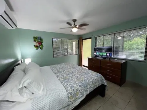 Beautiful 2bd 2 ba villa w/lush yard, gated community 15 min from Manuel Antonio